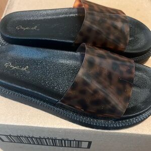 Qupid tortoiseshell slides